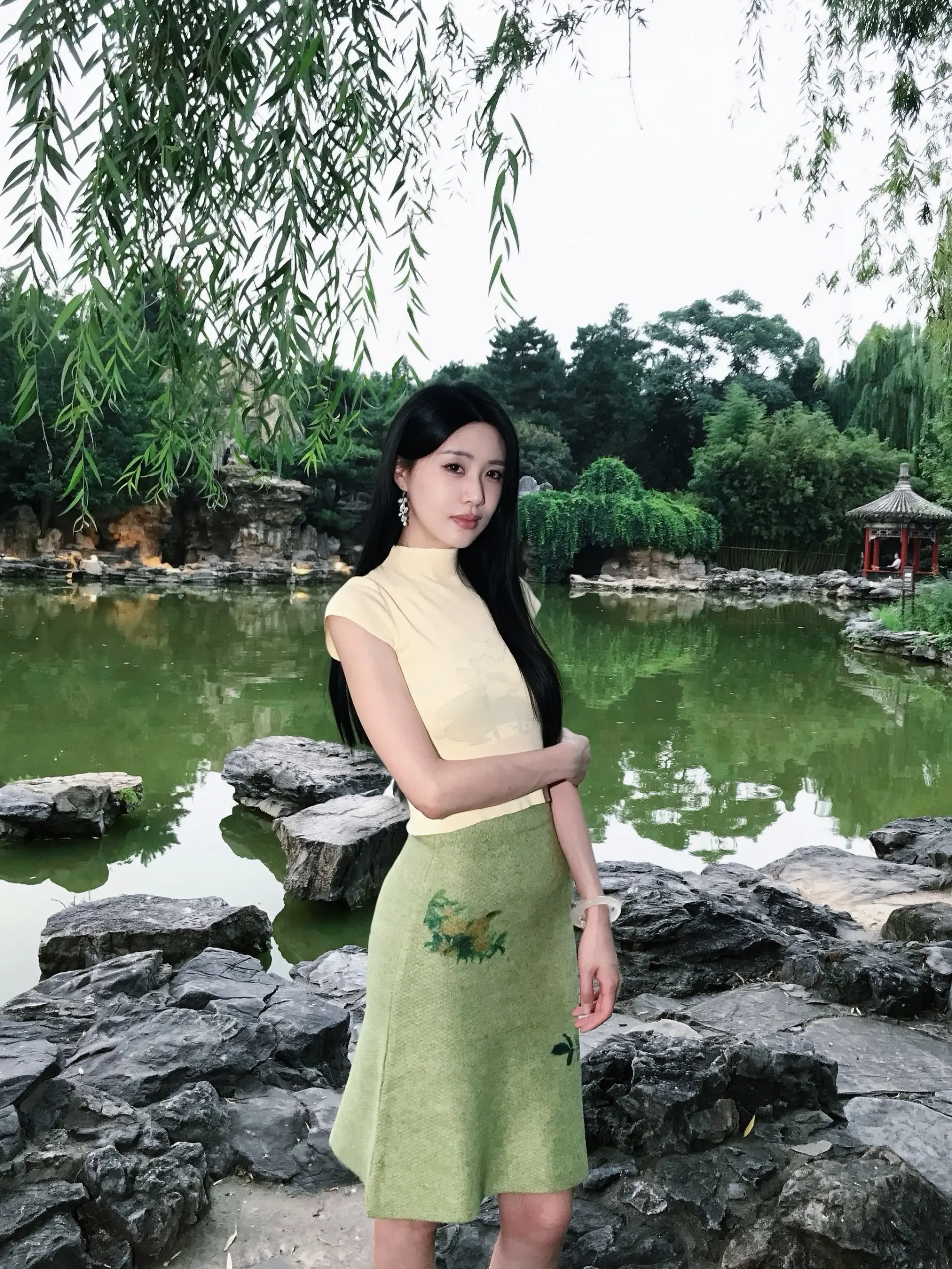 清丽感谭燕玉穿搭。裙子略厚 比较适合春秋天穿  夏天穿一定会热喔小宝们 理性下单