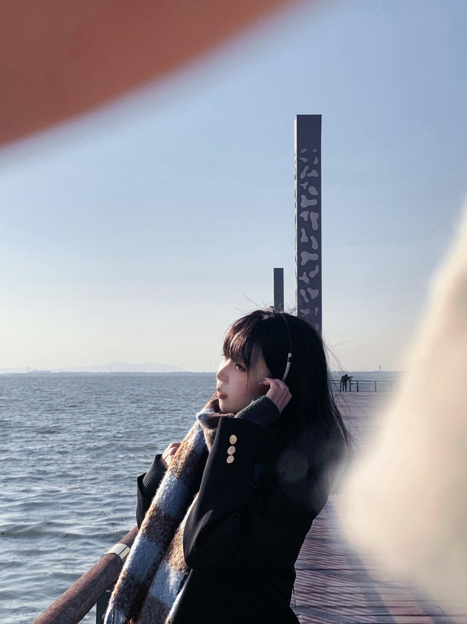 凛冽的风吹打在肩。