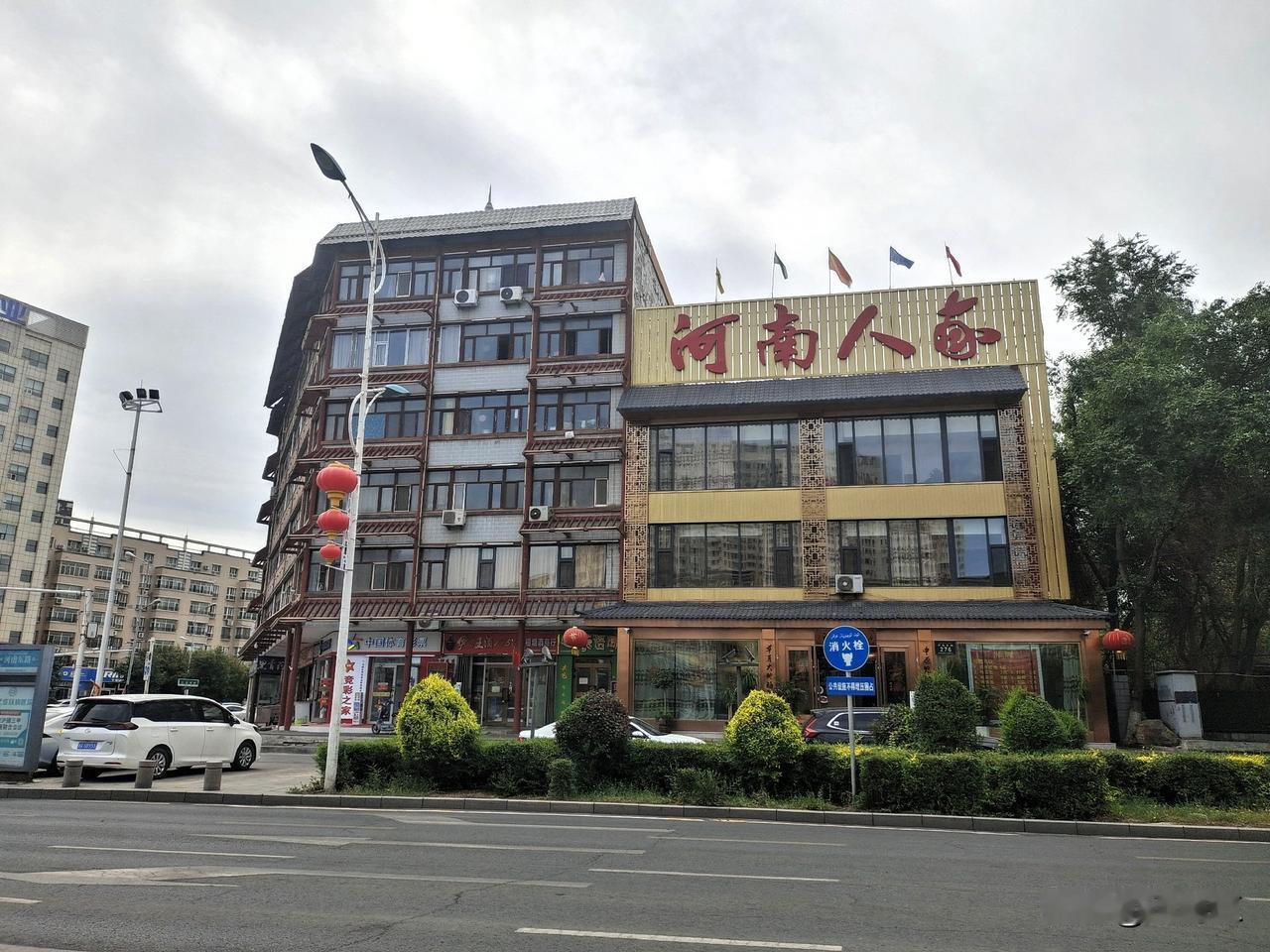 路过乌鲁木齐市河南东路的“河南人家”人家门口，忍不住又拍了几张照片。
    不