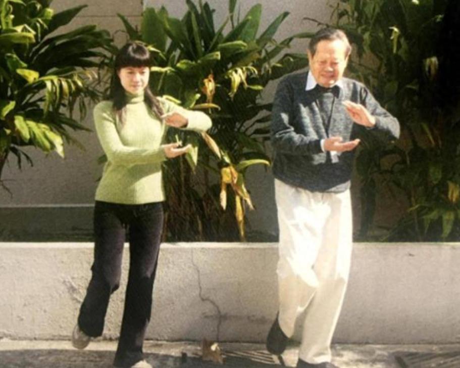 杨振宁离世半年，翁帆近照曝光，变化惊人，背后一人立大功
娱乐