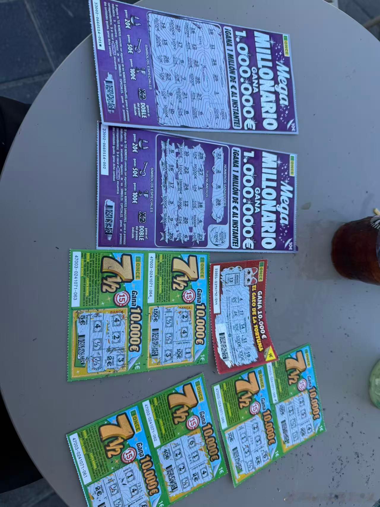 马德里的球票原来是这样的啊粉丝买了24，25，26号的日场票，70多欧元一张；上