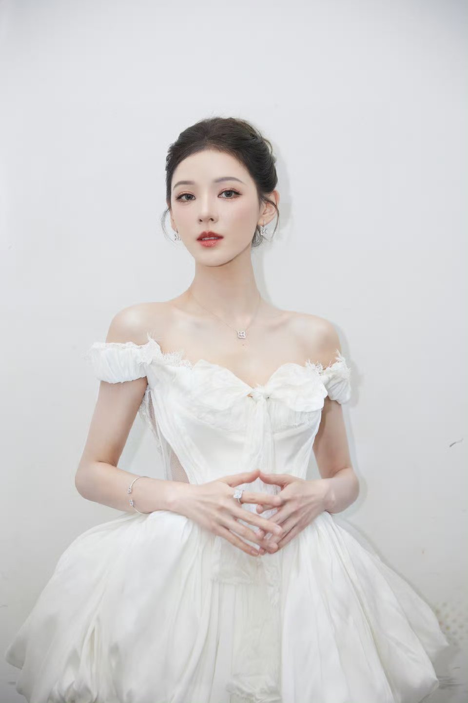 张予曦国剧盛典活动出图了 这张脸太伟大了 挑不出一点毛病 小说女主 