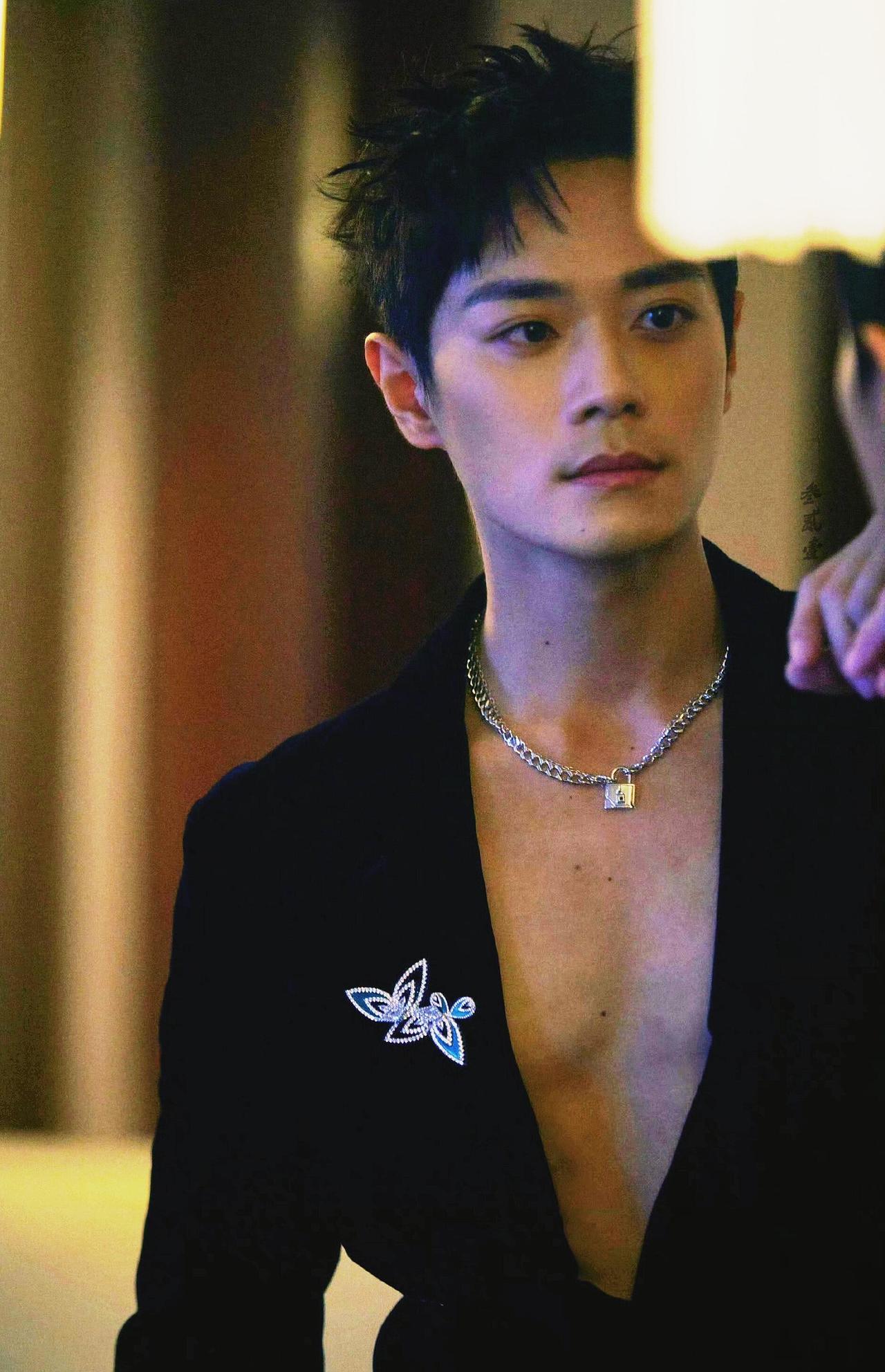 这都是什么事啊！
90后男神曹骏这还没火多久呢，
就有人来锤他了！大家都来评评理
