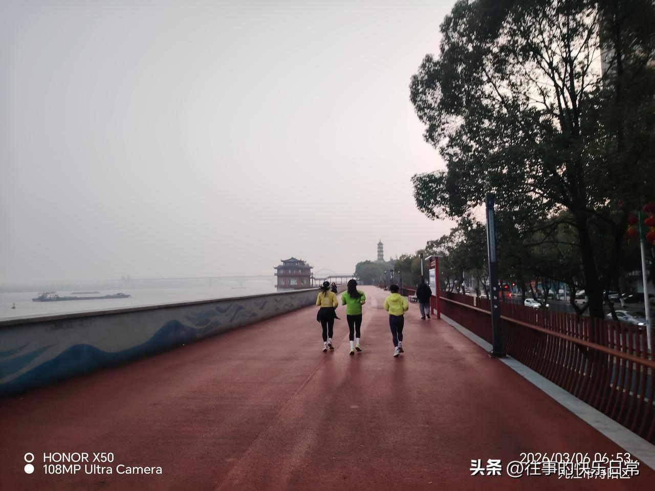 集卡领红包长江岸边晨练“集卡领红包”