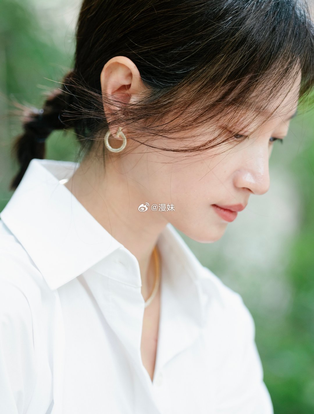 沈佳妮年度优秀女演员常年低调很少亮相台前，沈佳妮不曾荒废演技，凭借《无名女孩》收
