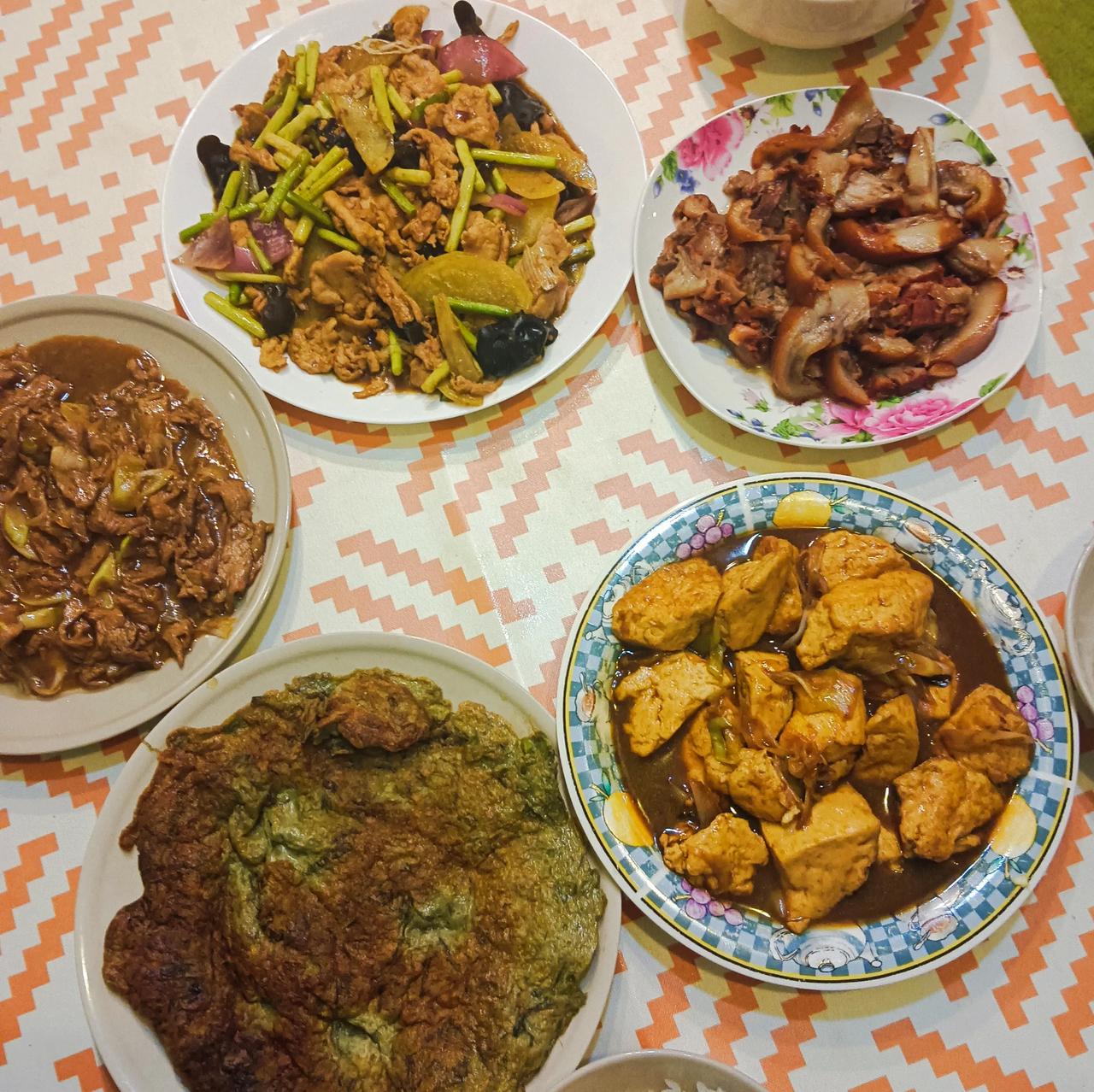 今天周日，又是个团聚的日子。
我们平时吃肉不多，但为了爱吃肉，无肉不欢的孙子，上