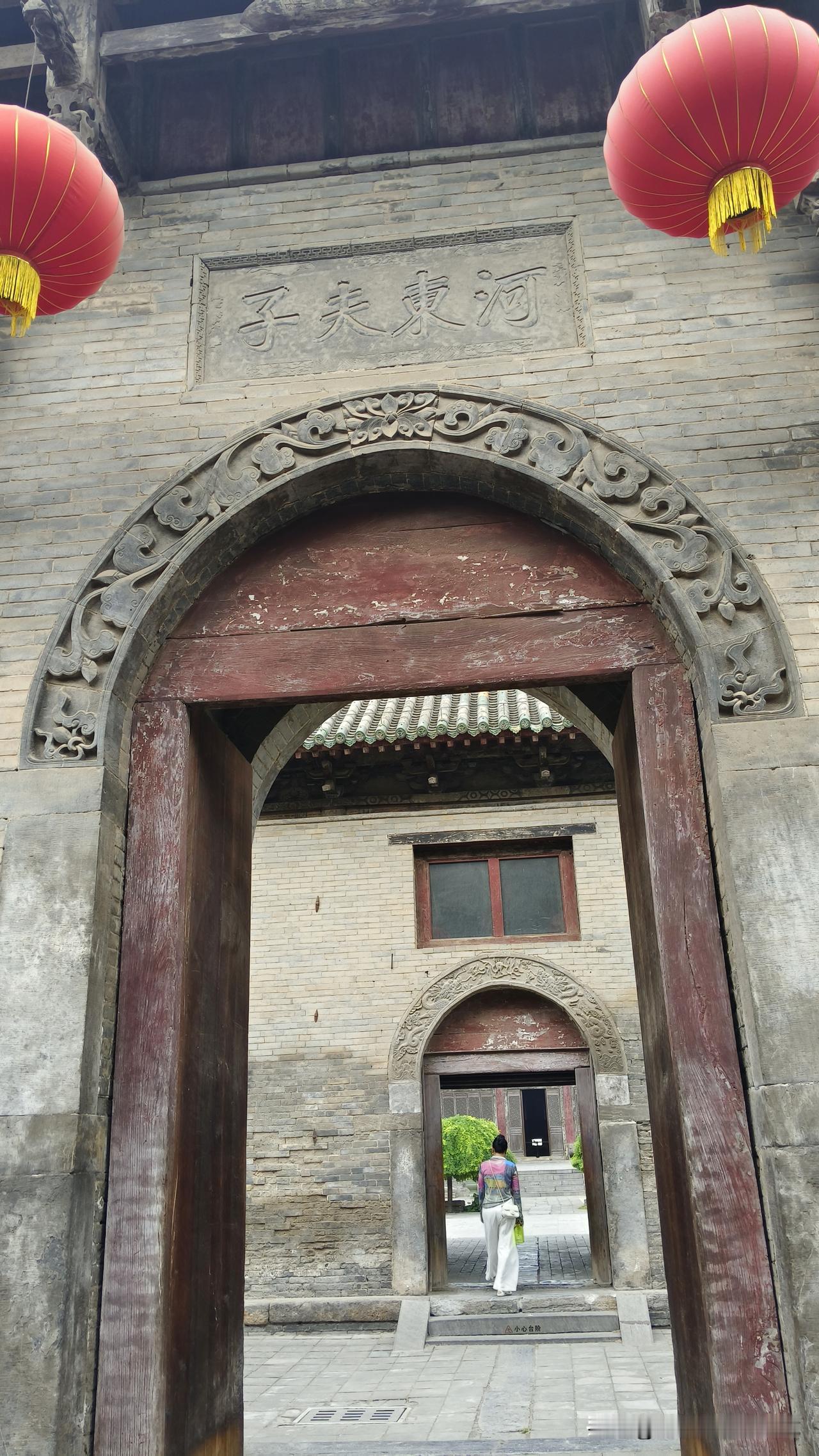 洛阳老城南关菜市街保存的清道光年间所建面阔三间垂花柱山门，正中书“河东夫子”，两
