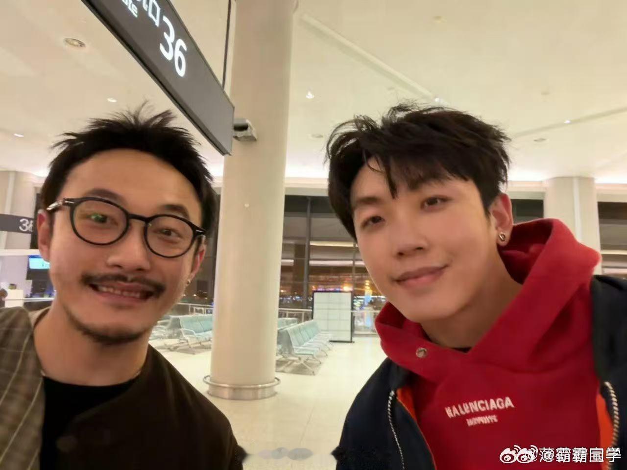 李嘉诚是张兴朝的阿贝贝 不管李嘉诚是搞怪造型还是日常样子，张兴朝都爱不释手，耐心