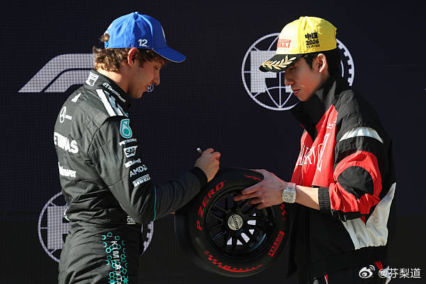 2026F1中国大奖赛林孝埈为安东内利颁小轮胎小林给小KIMI发小轮胎，安东内利