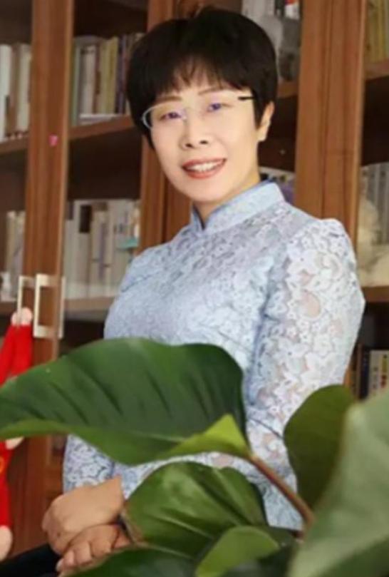 北大才女蒙曼50岁至今未婚，朱迅问她：“你最想嫁给谁？”谁承想，她脱口而出说的一