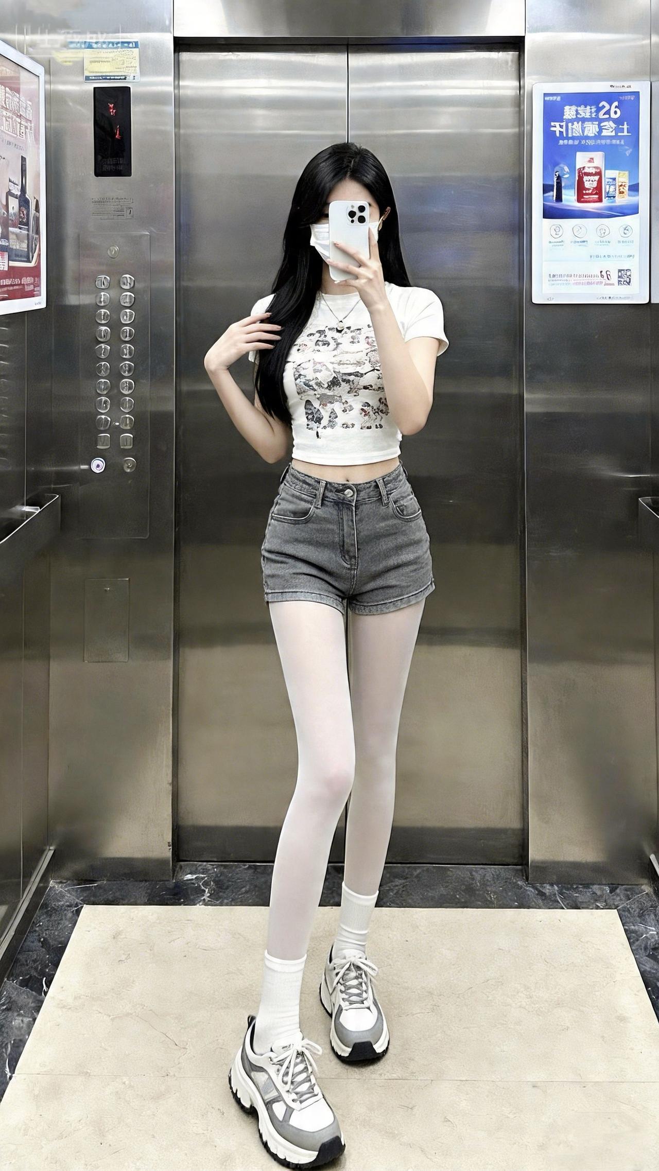 这种减龄甜酷风你们爱了吗？印花短T裹着童趣可爱，灰牛仔短裤一搭添了甜飒俏感～白丝