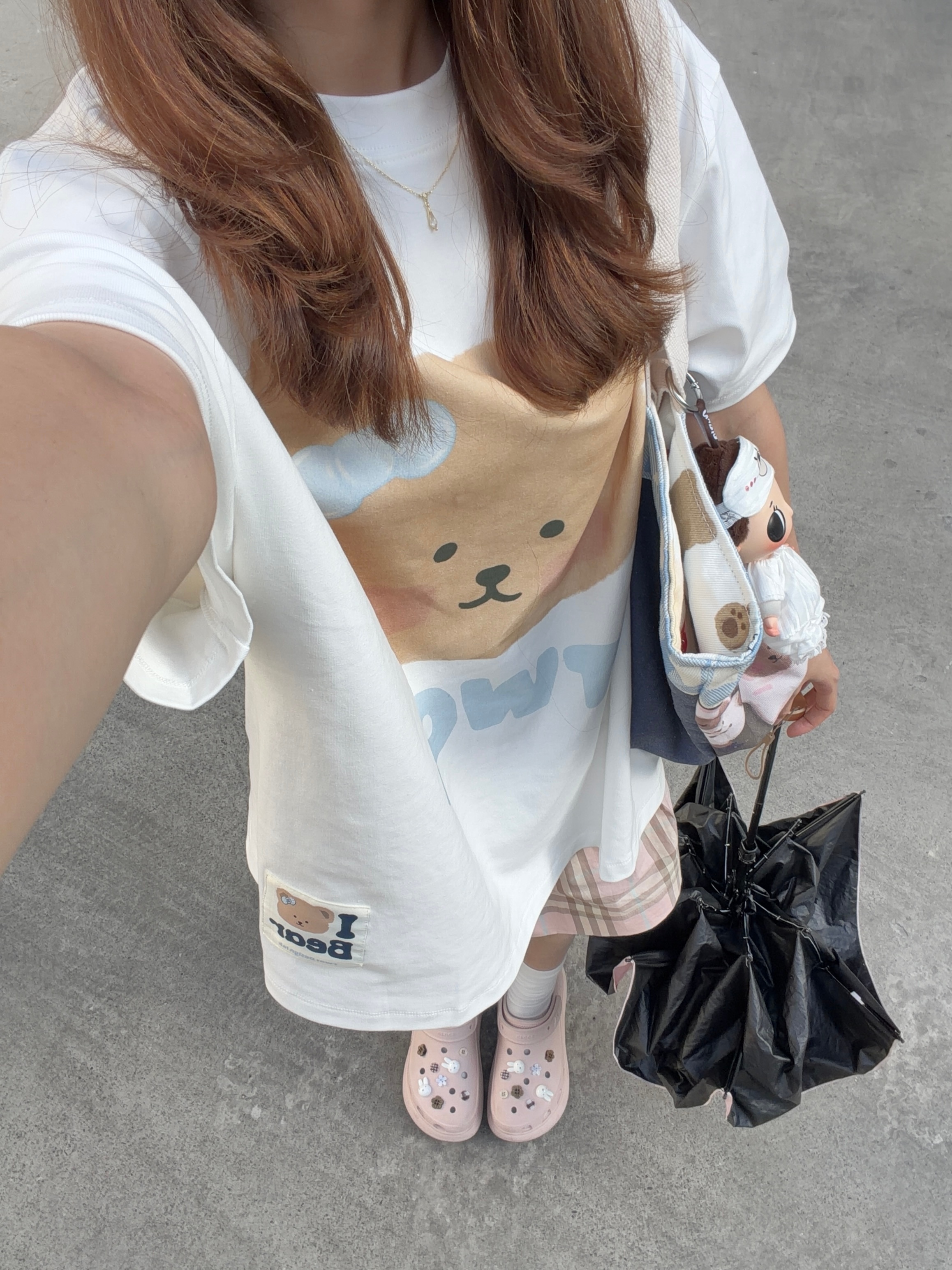 我去拿快递了！你再穿洞洞鞋呢。 