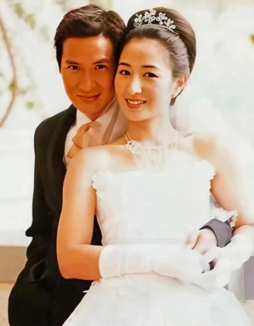 1993年，张家辉在女友关咏荷的别墅洗了个澡后，出来就提分手，关咏荷不解忙问原因