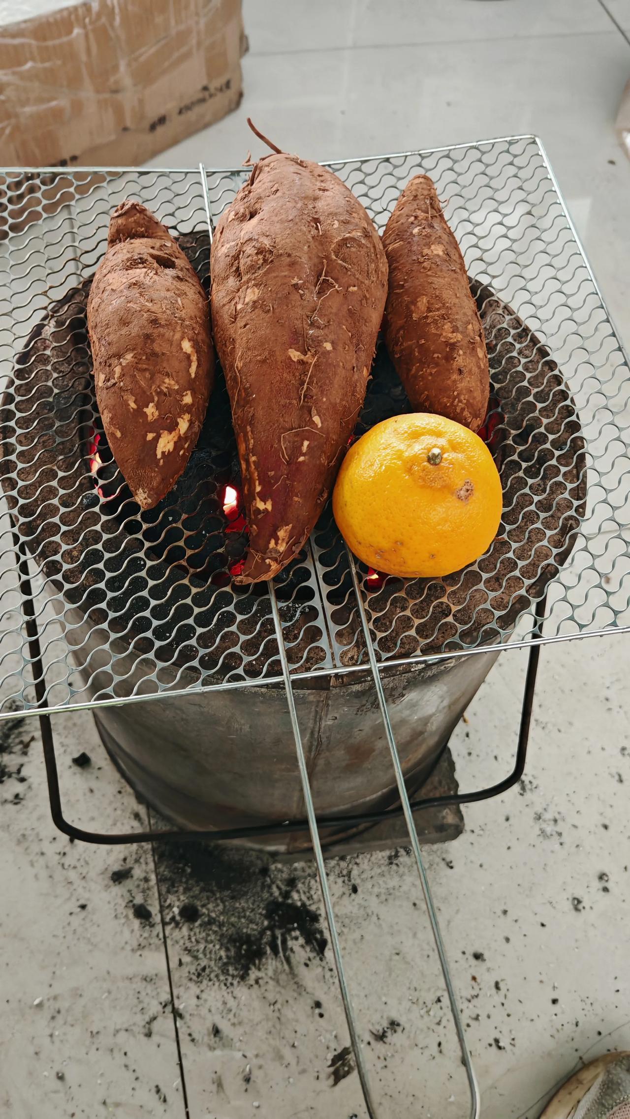 云南人的冬天，是揣在手心的暖。炭火上的烧饵块滋滋冒香，抹上甜酱卷根油条，软糯里裹