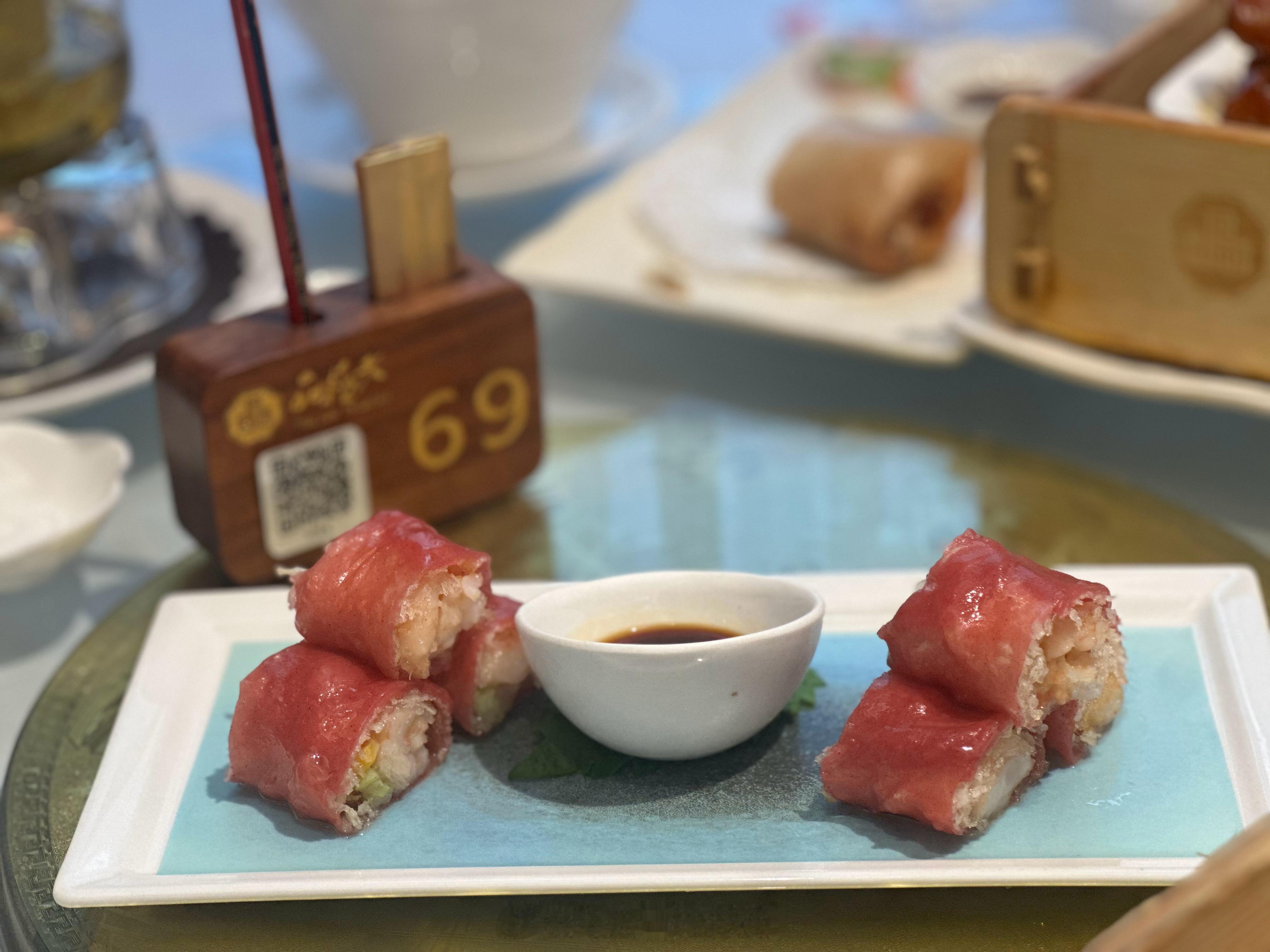 #成毅# 翻出上回吃广早的照片，我也喜欢红米肠[抱一抱]，假装一起吃过 ​​​