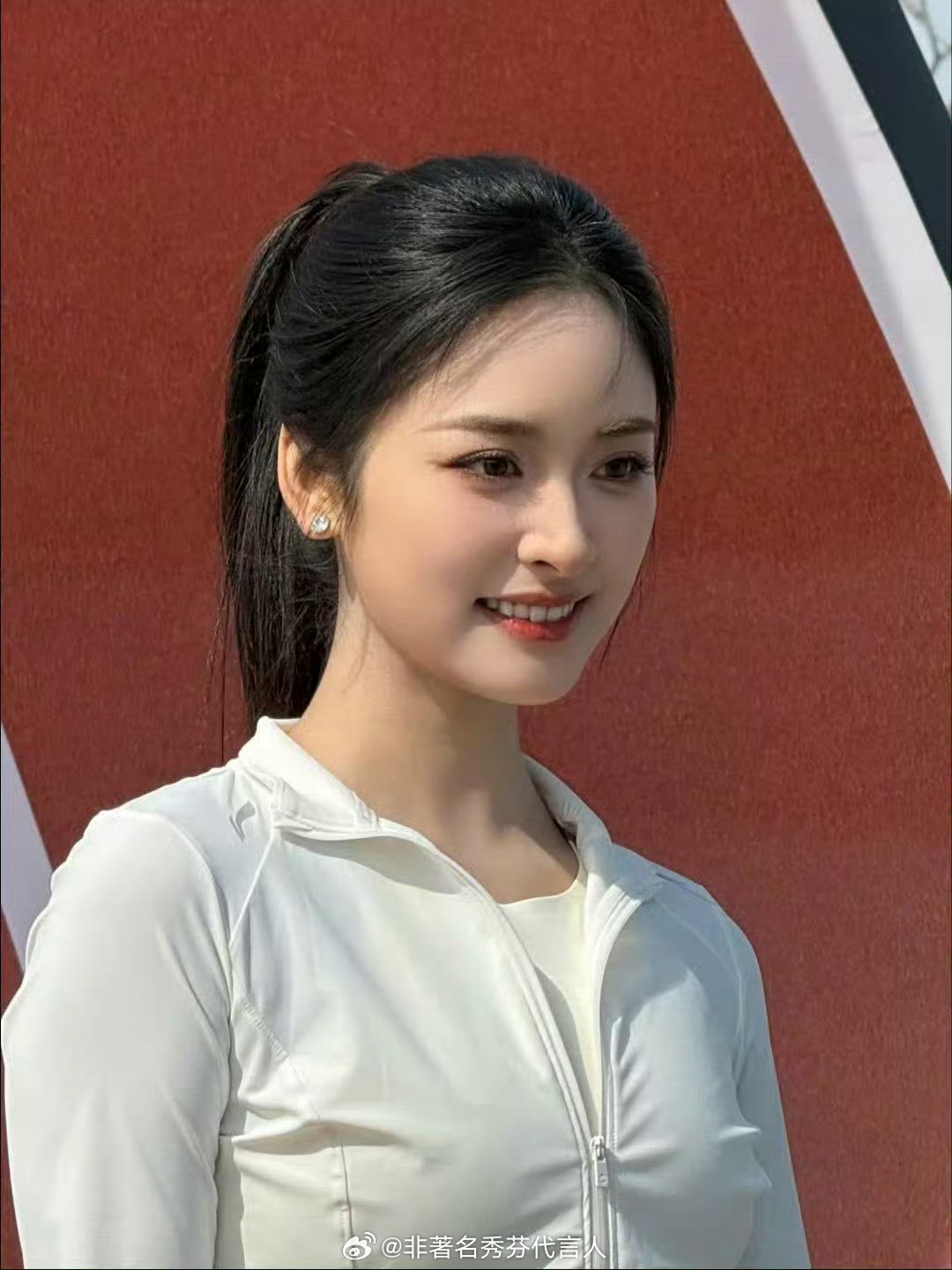 不仅仅是因为外在，也作为编导带着对影像的出色理解，从幕后到台前，走进荧幕，走进大