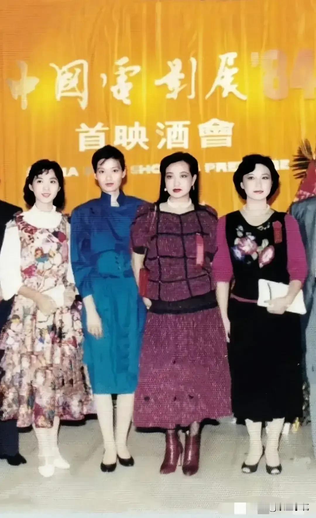 四位都是80年代红极一时的女演员，个个颜值担当。
一眼望去，我最先看到的是龚雪，