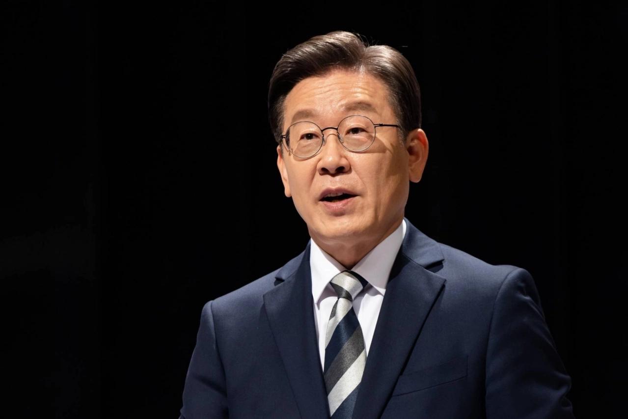 高市早苗还没给撤回错误言论，又将“黑手”伸向韩国，讲真的，李在明应该和中国统一战