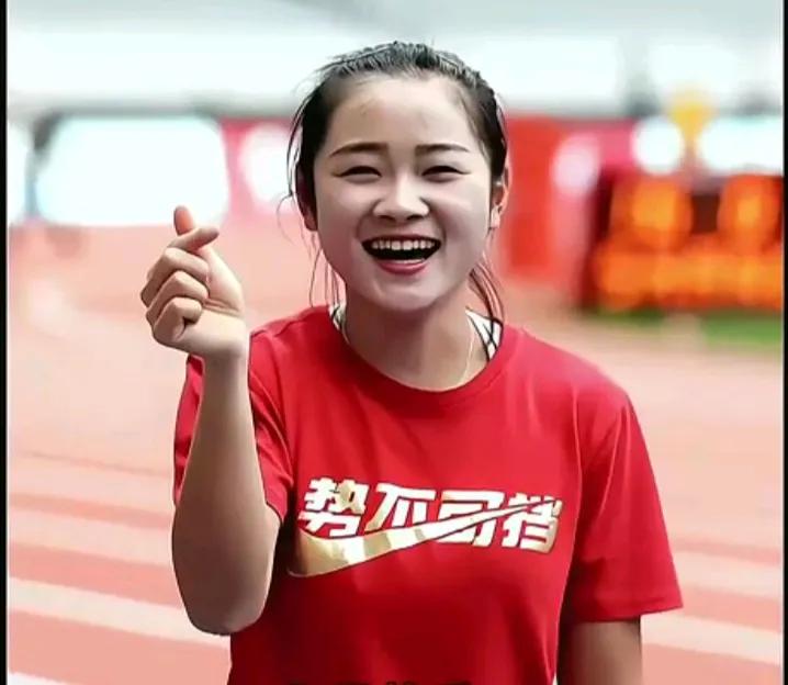 势不可挡，不得不说，中国田径金花熣灿，但是梁小静着实招人喜欢，1米58的身高，可