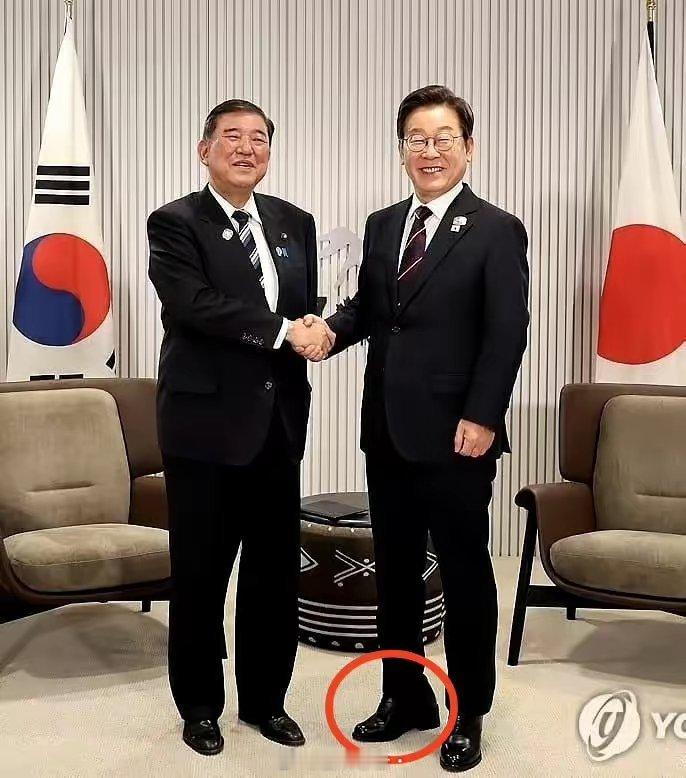 G7峰会上，韩国总统李在明与日本首相石破茂会晤，合影时身材稍显矮小的李在明却意外