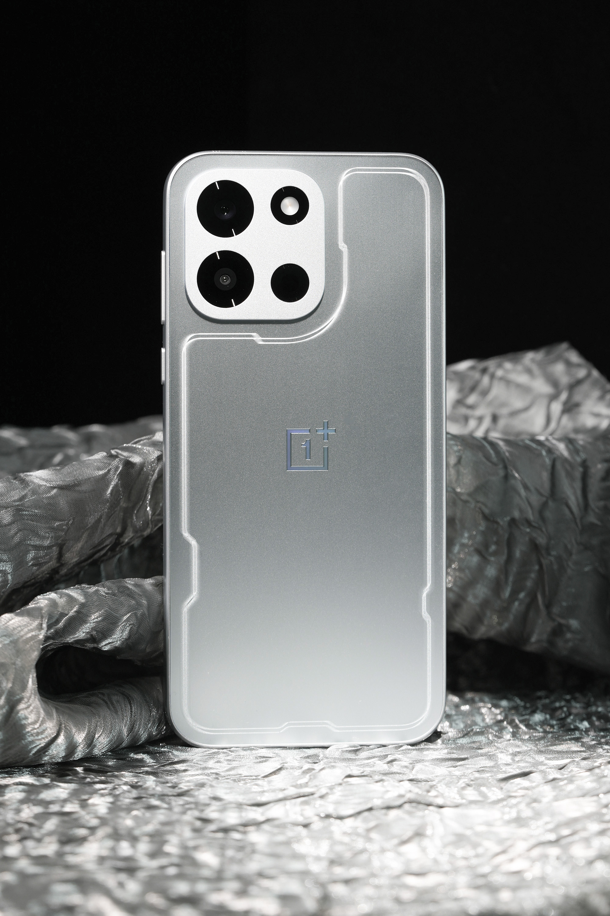 第一时间和大家分享一加 Turbo 6的「追光银」「独行黑」配色，这次一加在外观