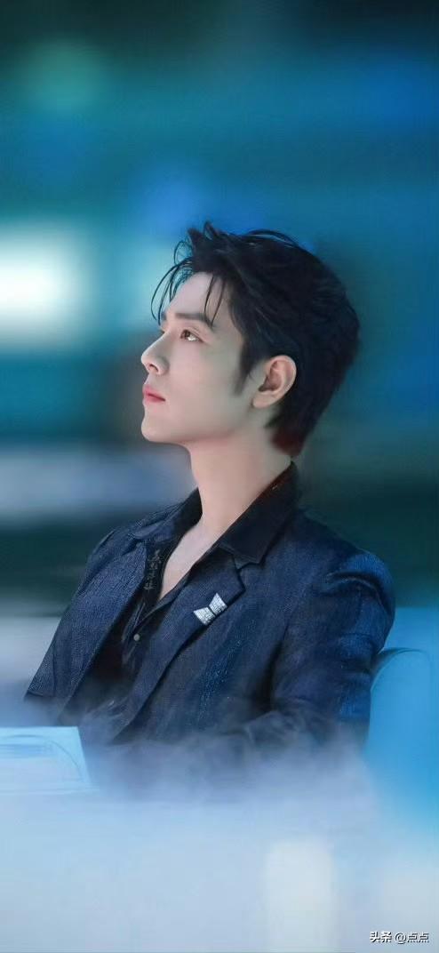 肖战的魅力，往往藏在那些不经意的小动作里。一颦一笑，皆成风景，既可爱得让人软萌心