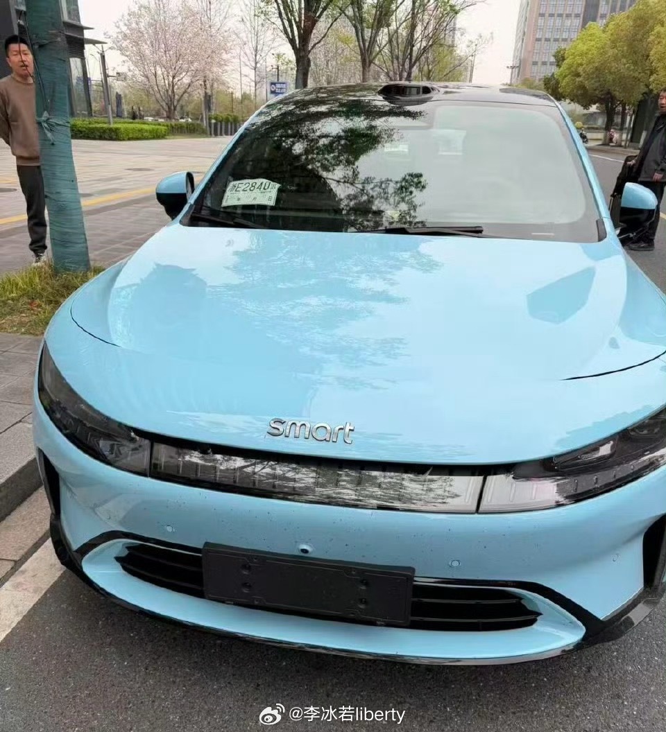 smart精灵6号 最新的近照来了实车展示了紫色和蓝色大家看看这个姿态看着如何新