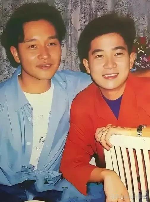 张国荣和陈百强两位歌坛巨星都已陨落，这两人生前的合影照，两人都是帅哥，张国荣拥有