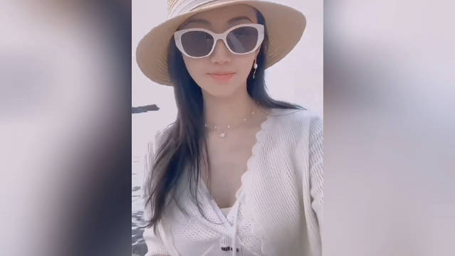 #孙宇晨说景甜对他没有感情#
现在看景甜和孙宇晨在西班牙特内里费岛旅游的Vlog，发现她吃东西的时候