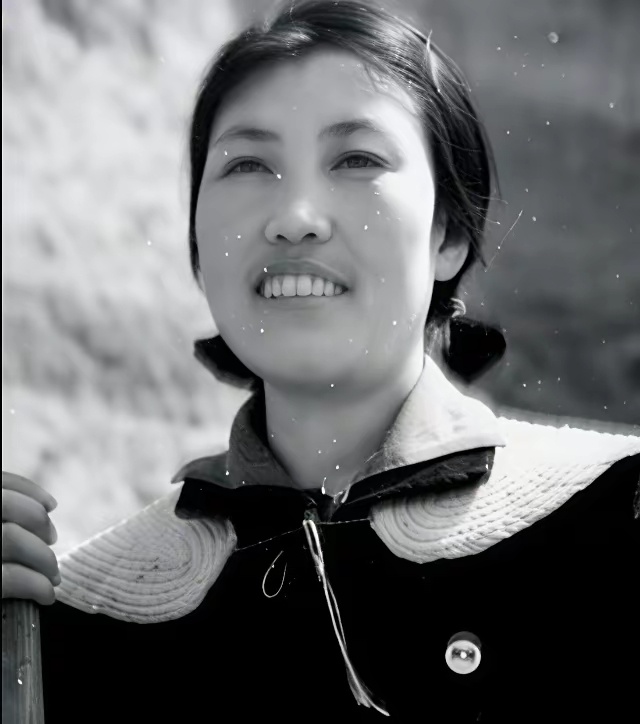 提高70岁以上农村老人的养老金，是郭凤莲大姐在人代会上提出的。郭凤莲大姐，今年已