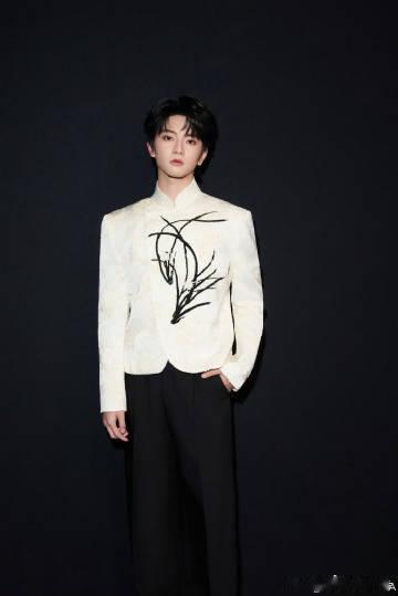 穆祉丞时装周人气top1男艺人时装周人气男艺人穆祉丞 穆祉丞时装周人气top1男