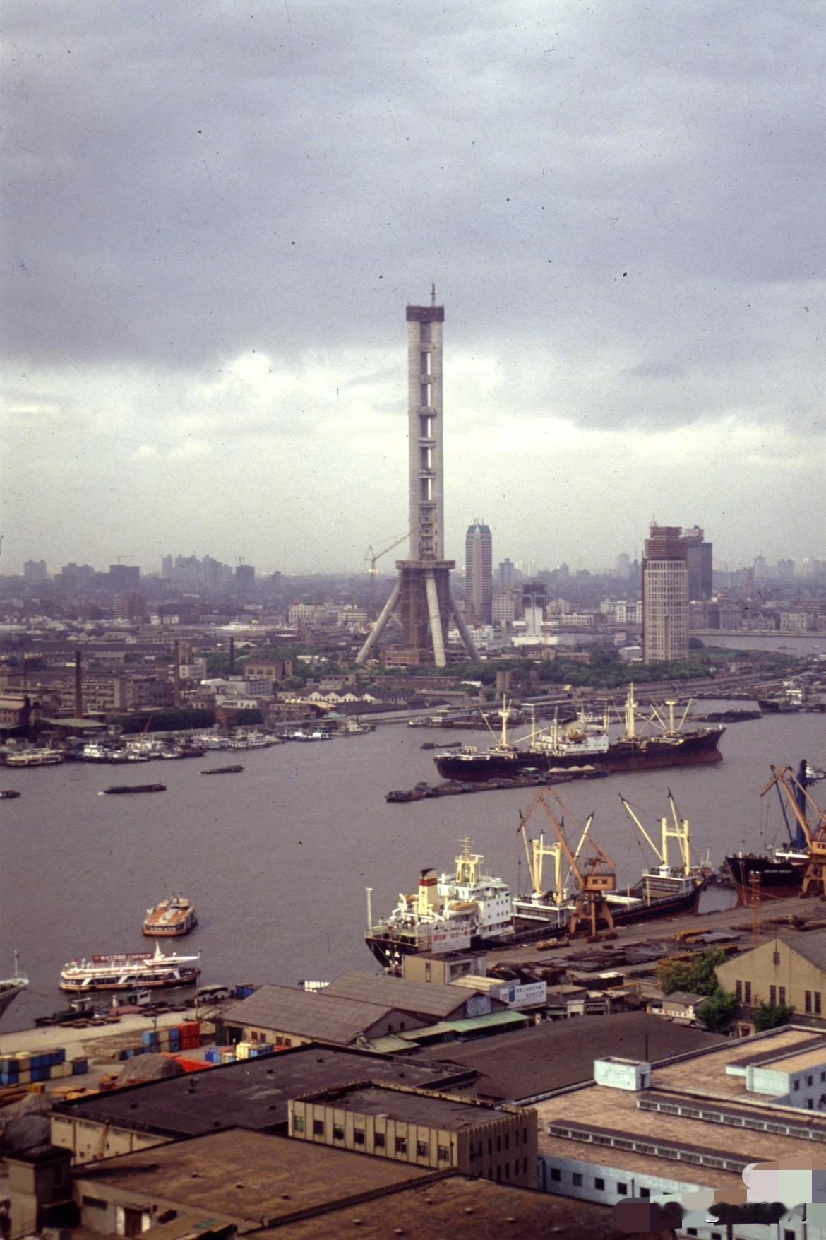 单凭一张照片，你能猜到这是哪一年么？

这一年，黄浦江畔的东方明珠还只是一座光秃