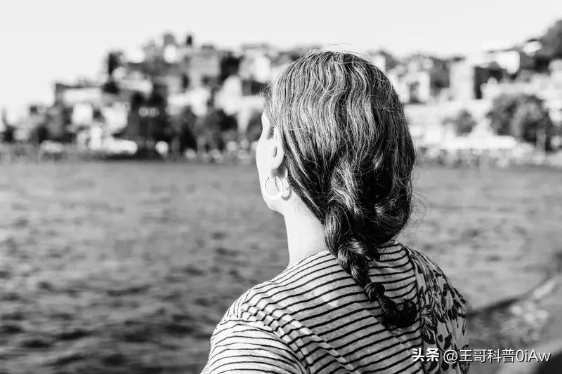 男人和女人谁会忍不住联系对方，这事儿还真没个准。有人觉得女人更感性，在感情里付出