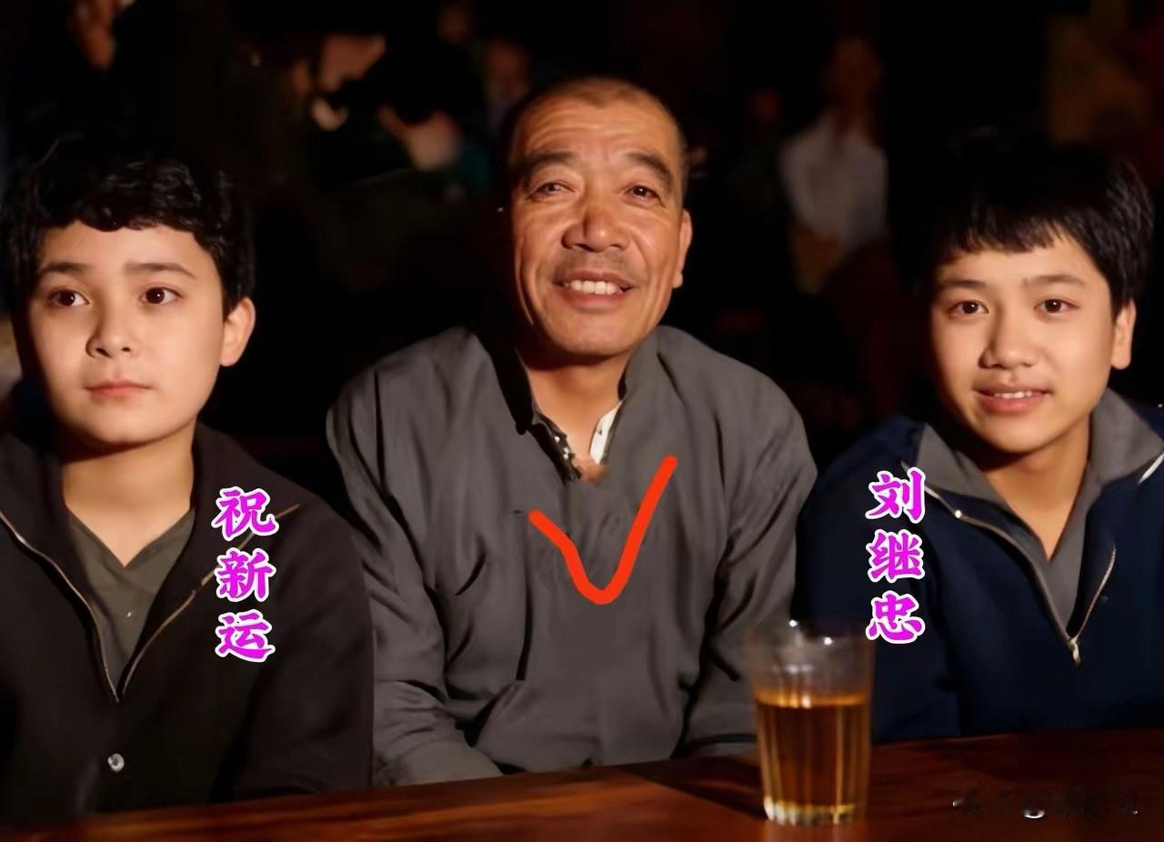 你知道中间这位人物是谁吗？那不是普通的农民伯伯，那可是70年代中国响当当的人物，