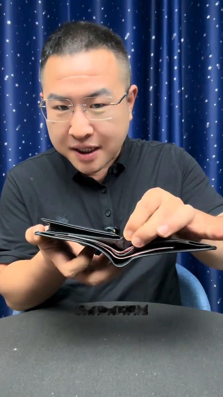 泰国芭提雅幻术终于破解了。
这里有一个普通的钱包，没有任何的问题。接下来合起来打