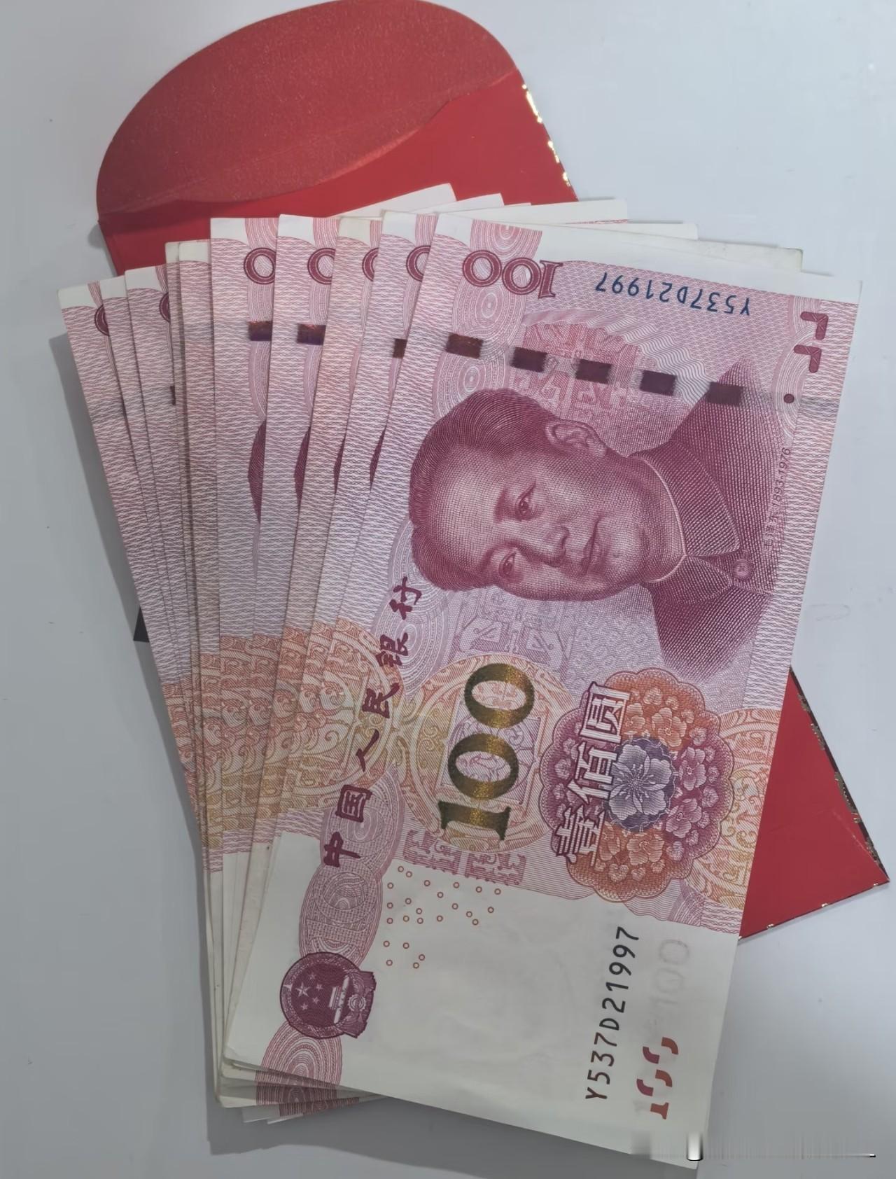 国庆回娘家，
我给妈塞了两千块，
她接得很顺，连句推辞都没有。

后来弟弟回来，