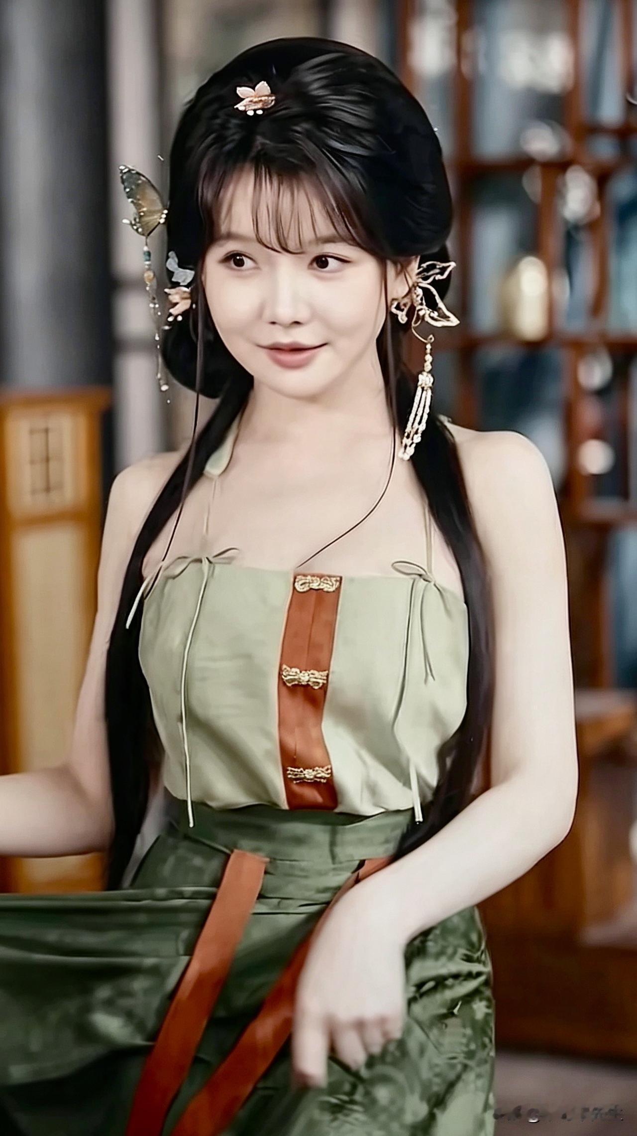 青丝绾就，蝶饰垂珠。
一袭青绿罗裳，眉眼温柔，恰似从旧时光里款款走来。
原创作品