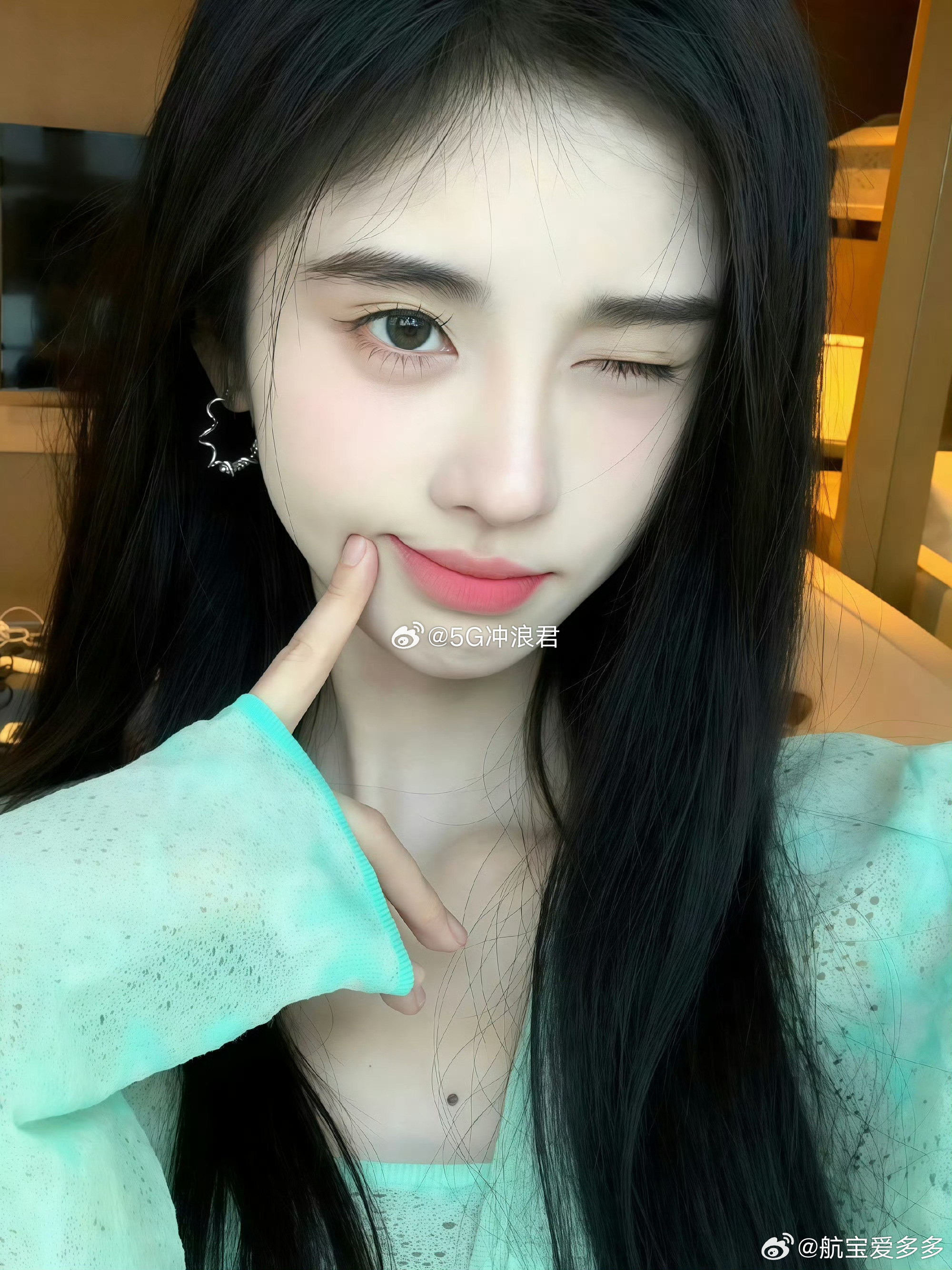 前方大批鞠婧祎向你走来 前方大批鞠婧祎向你走来，从舞台王者到演技派，她每一种身份