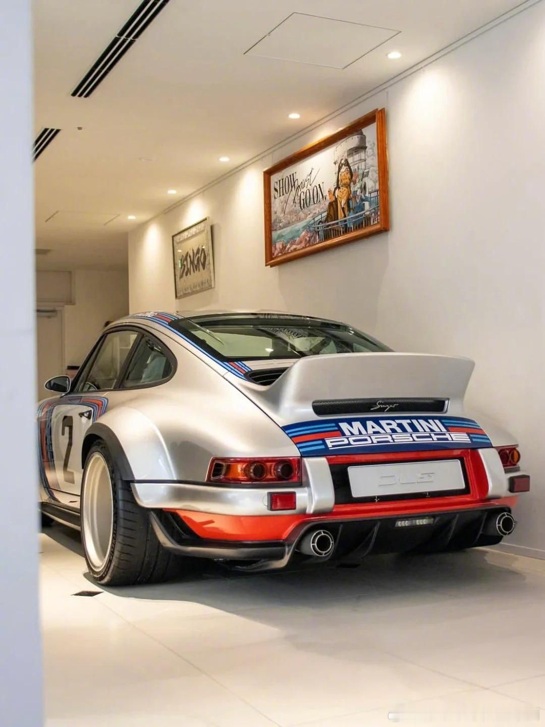 新年快乐，看点保时捷尾部特写