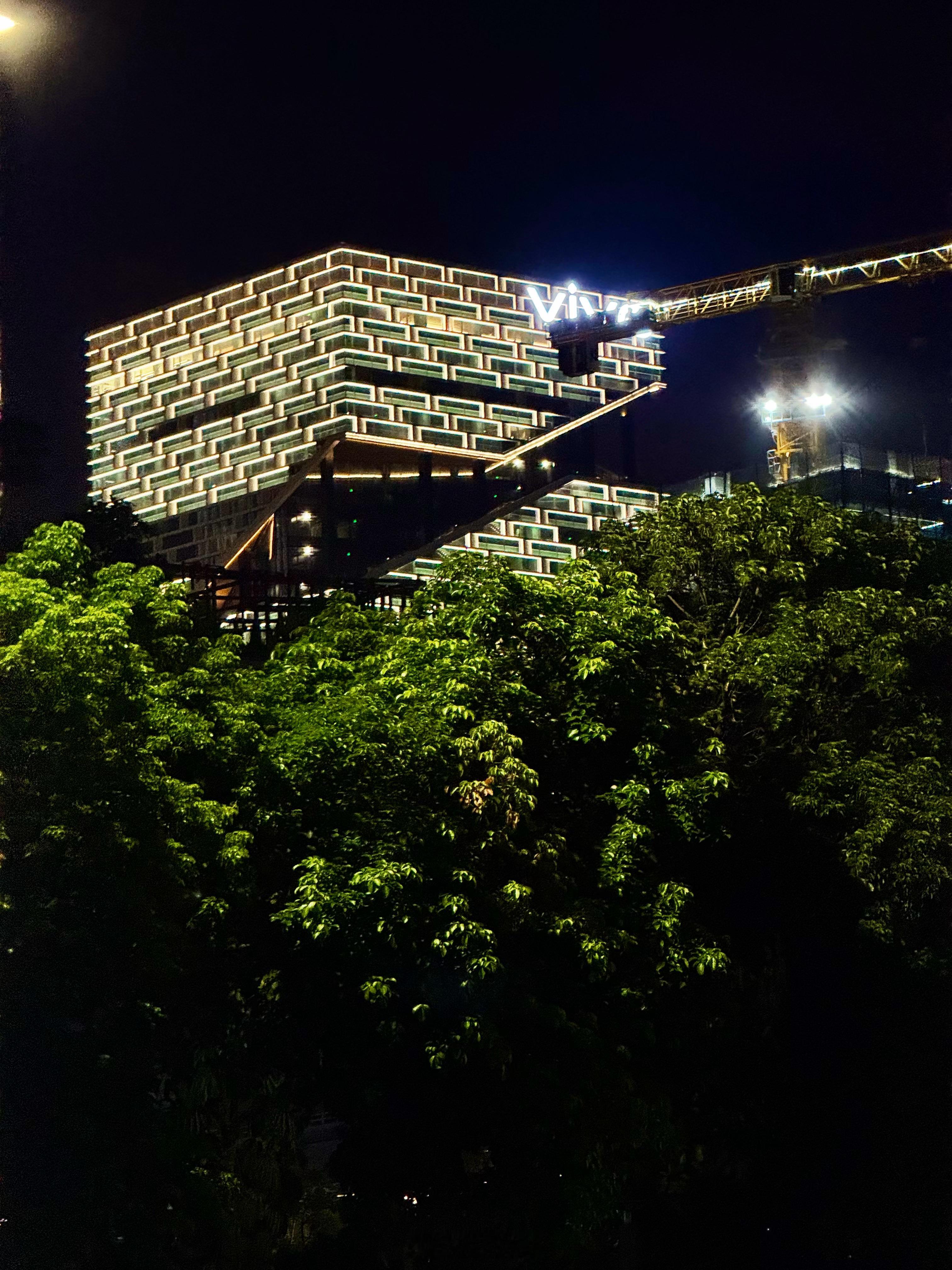 VIVO宝安中心新深圳总部大楼今天亮灯也是看着这栋楼从地基一直到封顶应该是有不错