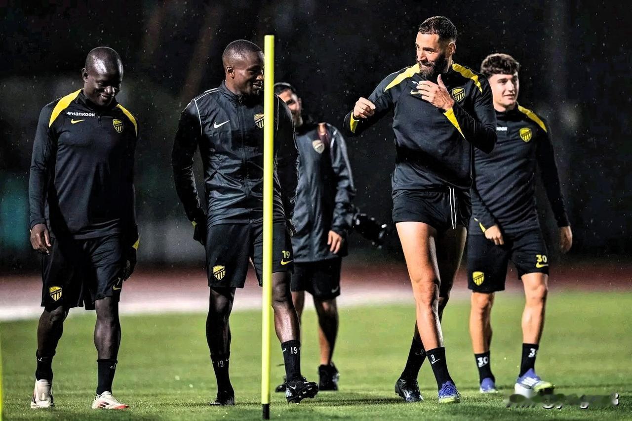 据报道，沙特官员正在为引进世界足坛顶级球星做准备，并已展开初步接触，力求促成转会