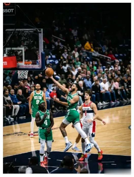 太牛X了！！凯尔特人今天这首发5人组的效率！！！
杰伦布朗:24中13，36分6