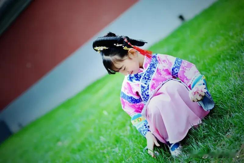 1. 还珠格格首播那年，我正上初中。
  2. 跳皮筋、丢沙包，放学玩到天黑才回