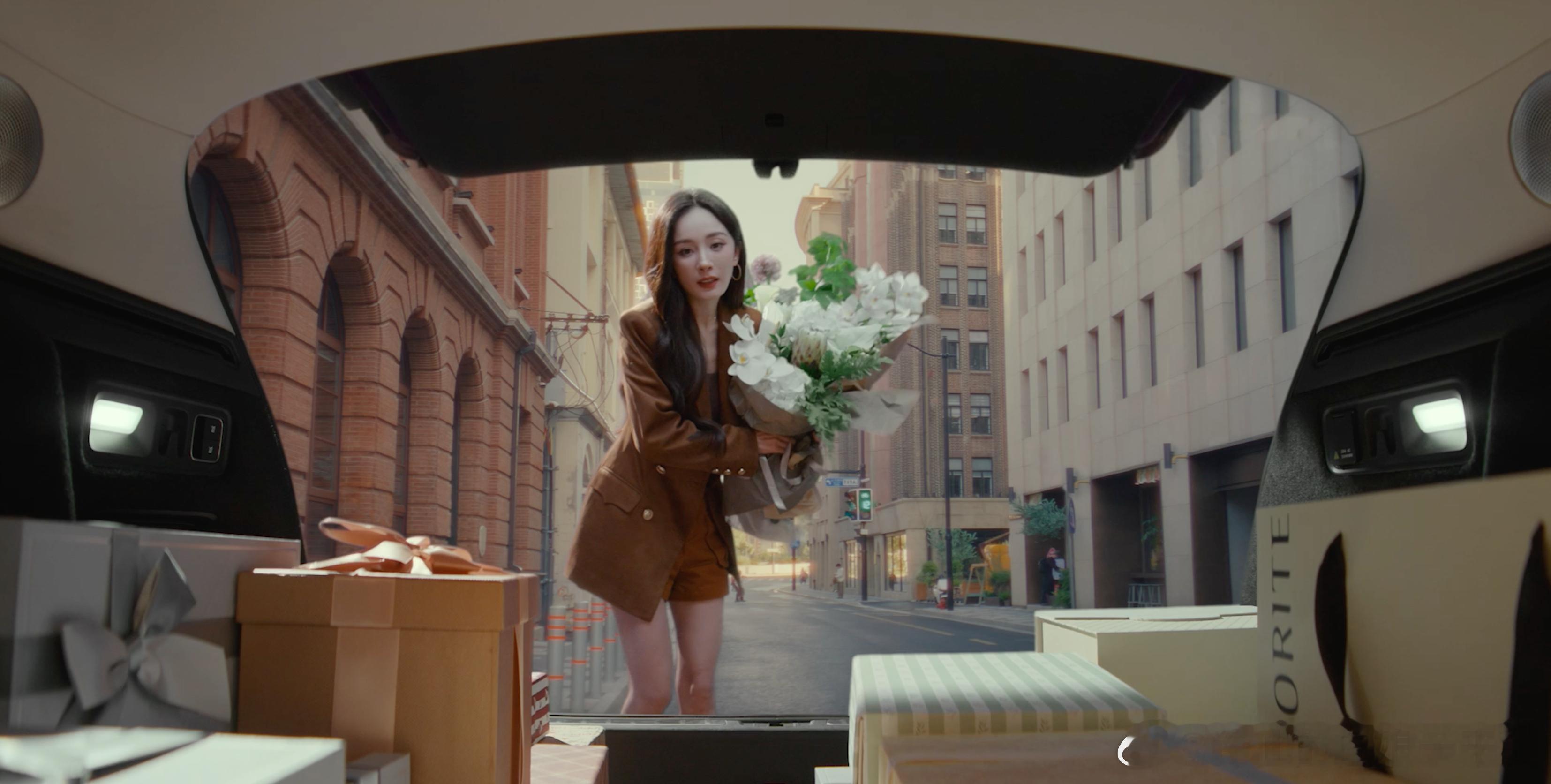 杨幂商务版图  近期幂姐与腾哥携手为享界拍摄宣传片，二人默契互动，广告风格带有些