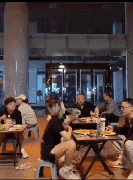 大爷看傻了，手里的天涯都不想闯了，赶明个改牛二了。