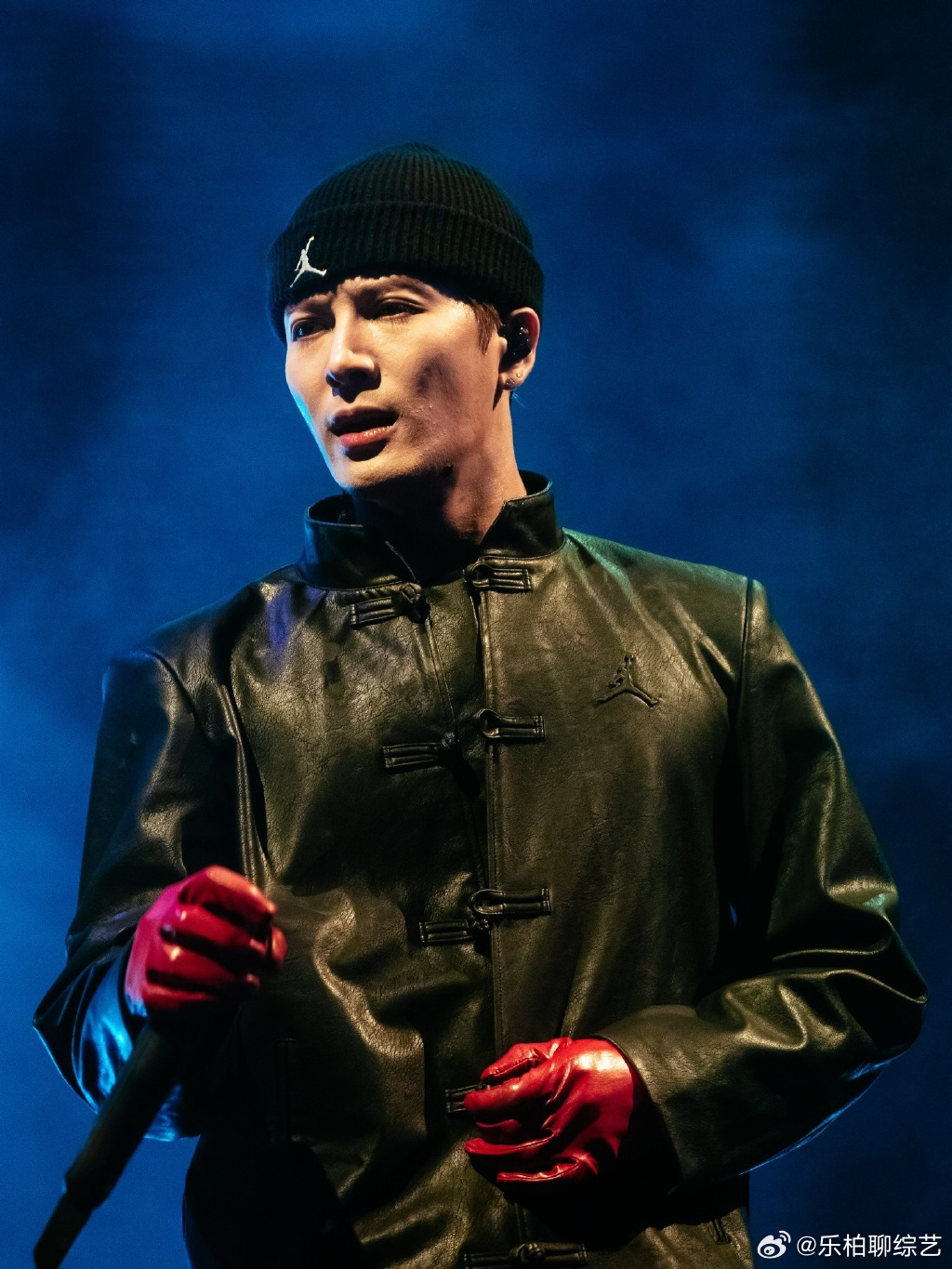 王嘉尔舔手套  在海外巡演的大屏幕上面真的是帅的太权威了吧，王嘉尔舔手套，简单的