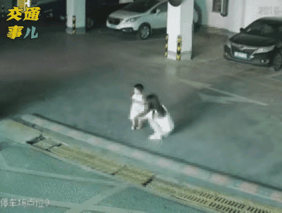 辗轧过去又倒回来再辗轧一次，这当妈妈的该多心痛啊