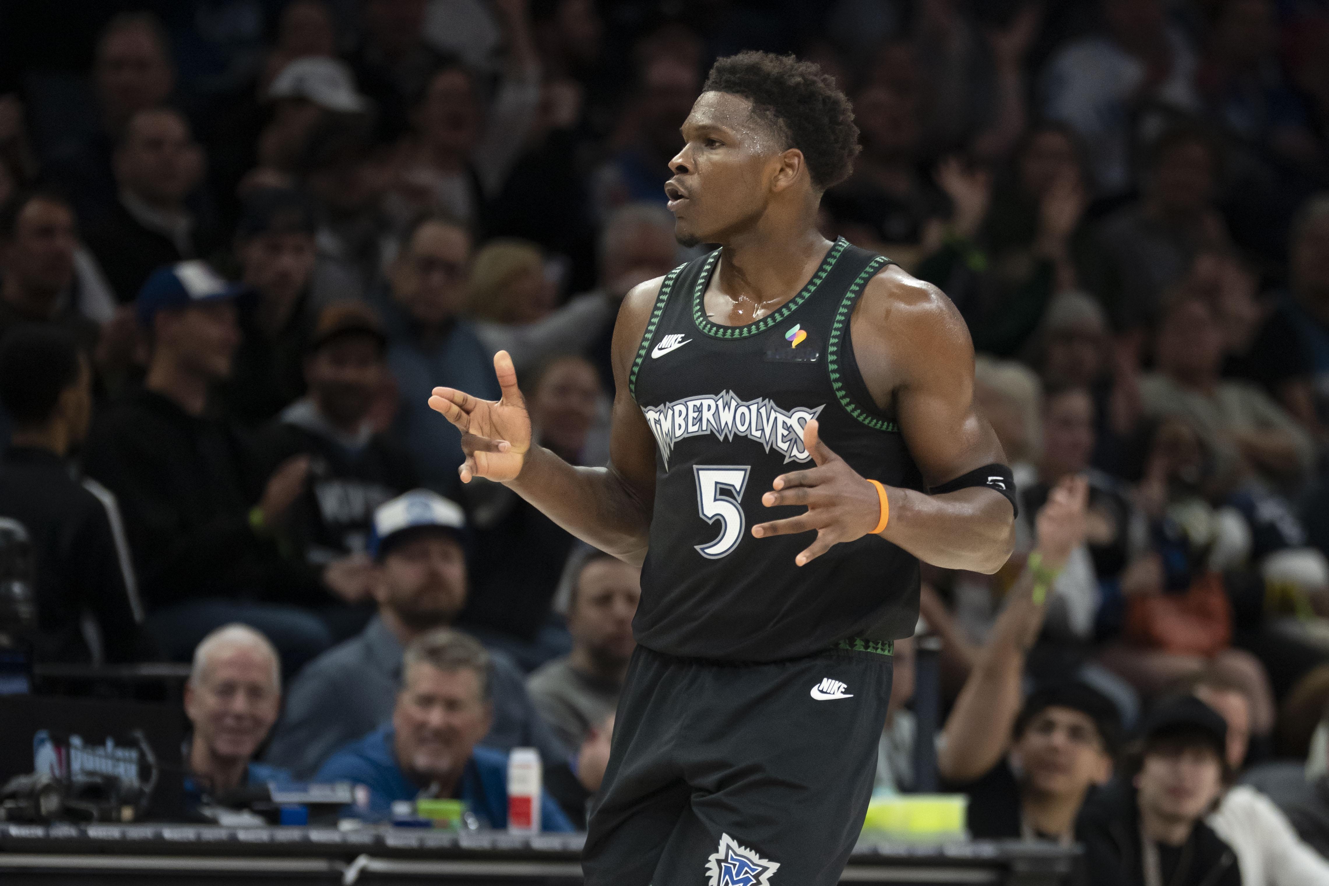 NBA季后赛西部半决赛G1，森林狼104-102险胜马刺，大比分1-0领先。篮球