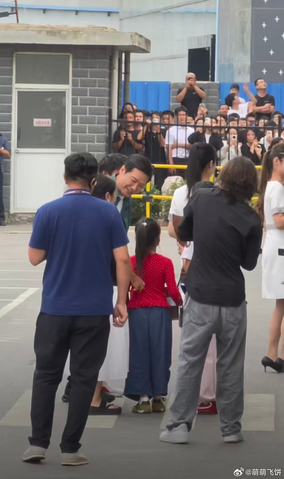 一把抱住自己的偶像雷军是什么感觉谁不想被千亿总裁雷军这么和蔼的看着呢，将努力赚钱