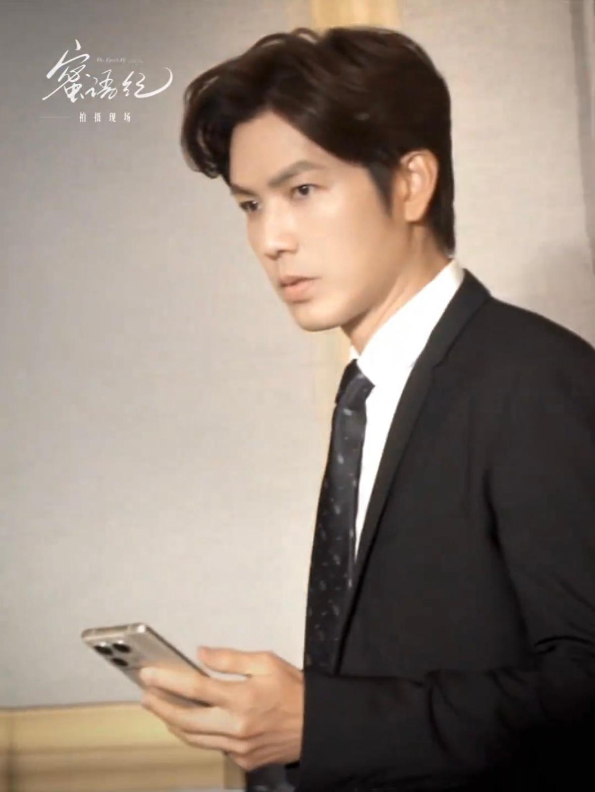 钟汉良老了还是法拉利《蜜语纪》定档啦！直接被钟汉良的纪封圈粉，身材仪态在线，苏点